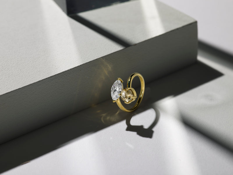 The Teumim Ring | A toi et moi ring with a rough diamond and a lab grown diamond