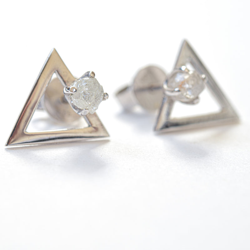Triangle streetwear raw diamond earrings in white gold