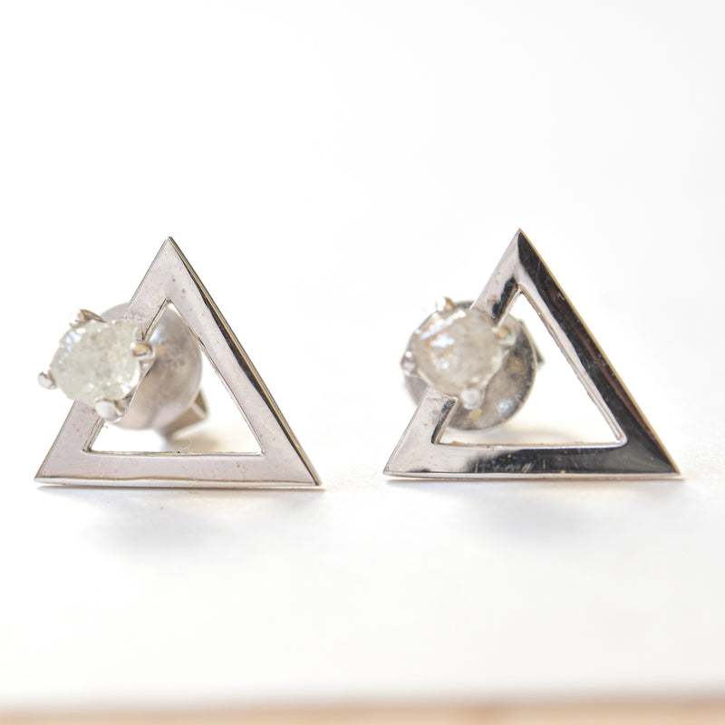Triangle streetwear raw diamond earrings in white gold