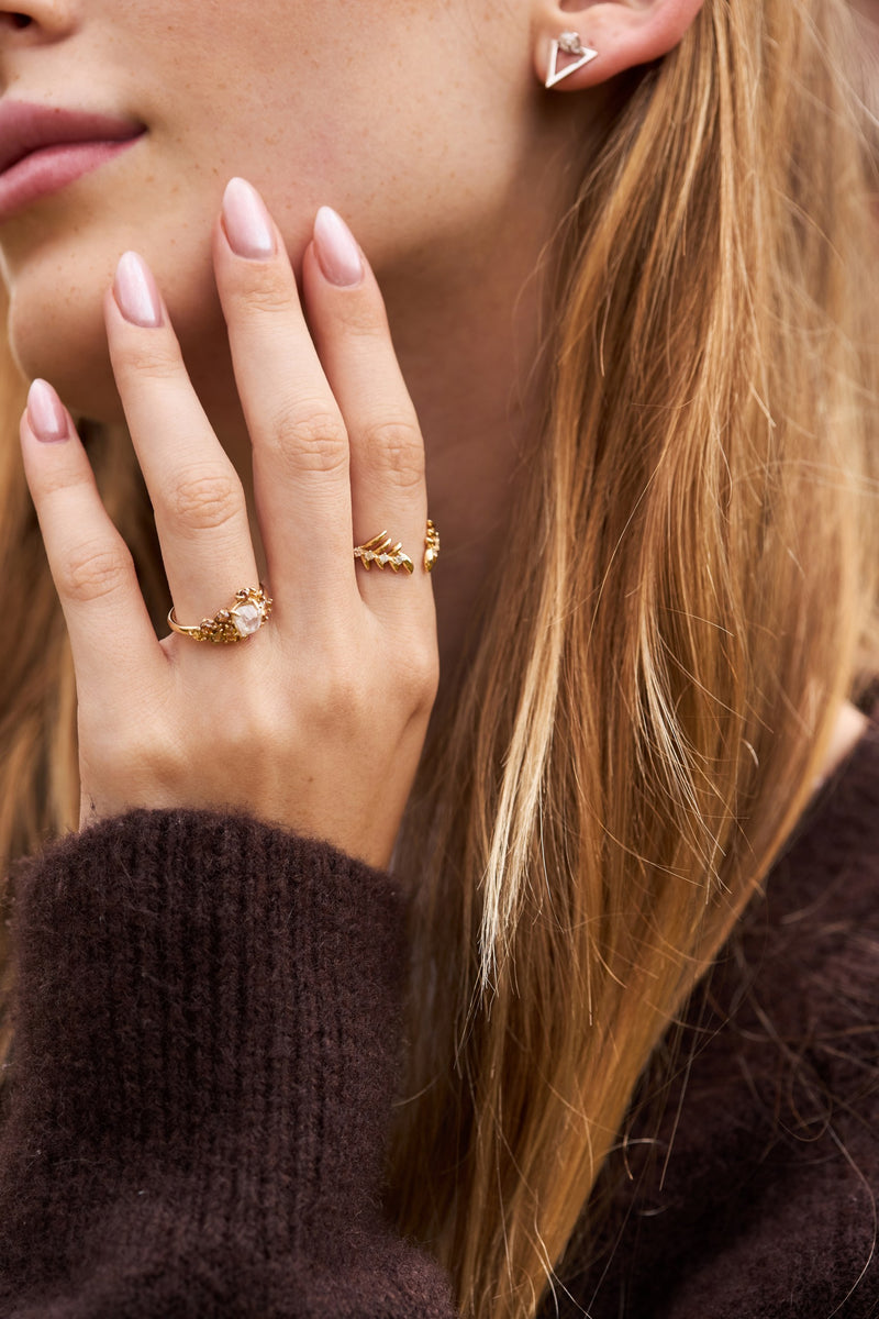 Raw diamond with clustered golden raw diamonds in yellow gold
