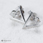 Triangle streetwear raw diamond earrings in white gold