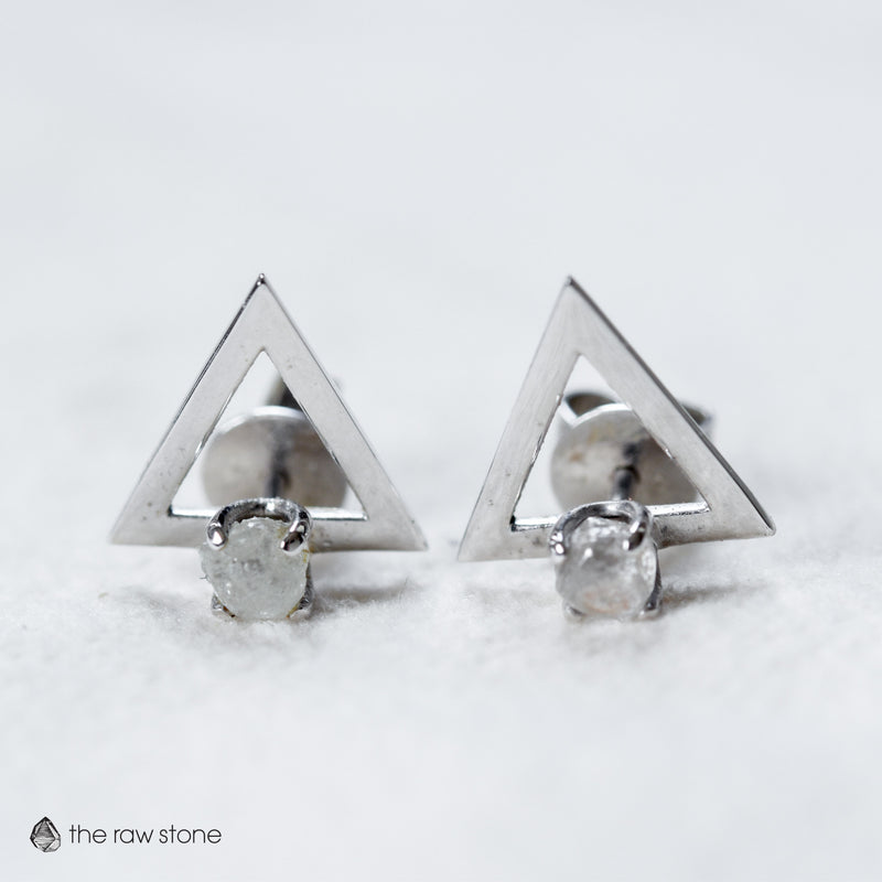 Triangle streetwear raw diamond earrings in white gold