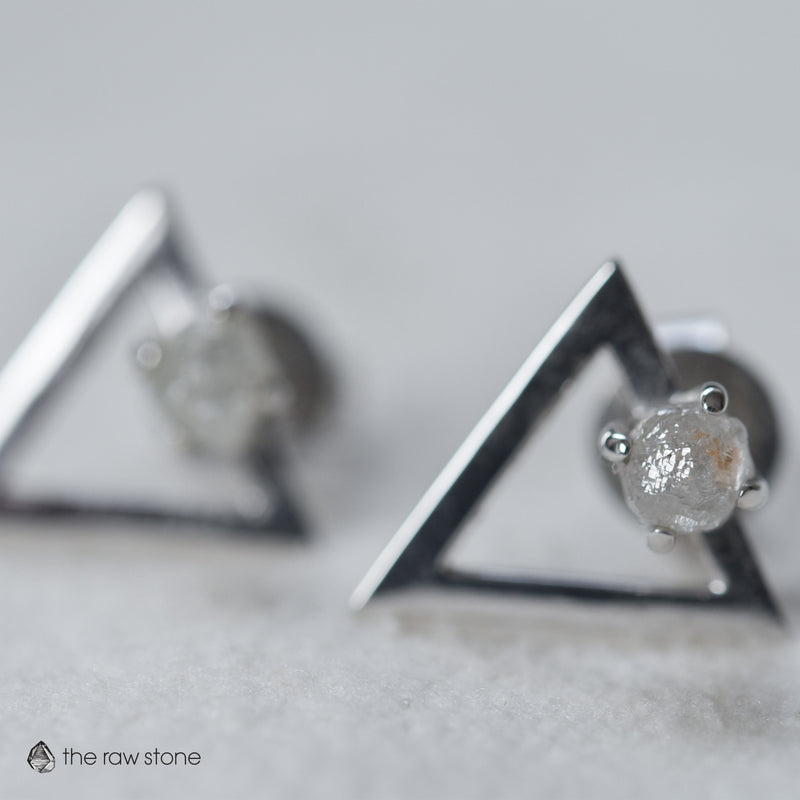 Triangle streetwear raw diamond earrings in white gold