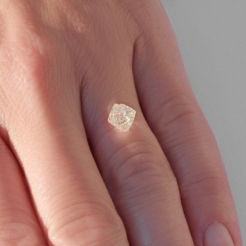 Octane Diamond 1.58 carat shiny and crystalline raw diamond octahedron – The Raw Stone